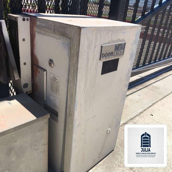 Julia Mobile Garage Door Repair Dispatch in Glen Ellyn (Wheaton Area): Heavy-Duty EPDM Perimeter & Bottom Seal Weatherproofing - Glen Ellyn, IL